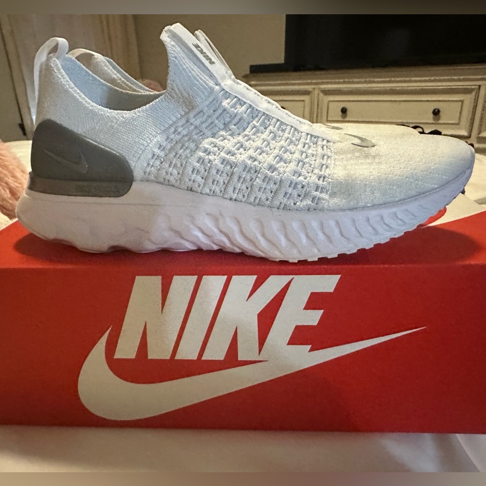 Nike Women’s React Phantom Run Flyknit 2 Running Shoe